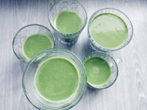 将混合好的液体装入喜欢的阔口容器中，放入冰箱冷藏4小时左右，凝固后取出。