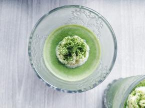 在表面挤少许奶油或几粒蜜豆，撒少许抹茶粉装饰即可。