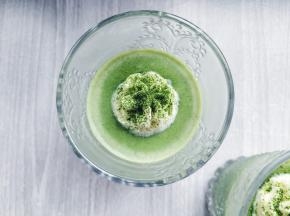 在表面挤少许奶油或几粒蜜豆，撒少许抹茶粉装饰即可。