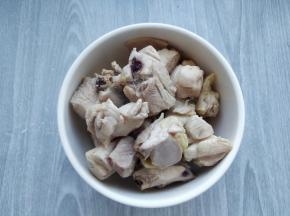 将鸡块放入小锅中，加冷水煮沸，将鸡块焯水到半熟后捞出，备用。