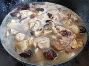 倒入切块的泡发香菇，加盐、生抽、老抽、料酒和糖，加水到刚刚盖过鸡块的水量，用大火煮沸，漂去锅边的浮沫。这些浮沫是骨髓中的血水和杂质产生的。