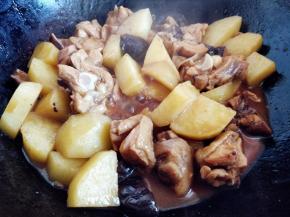 最后用大火收汁后盛出来就可以吃啦。