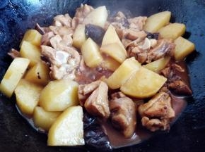 最后用大火收汁后盛出来就可以吃啦。