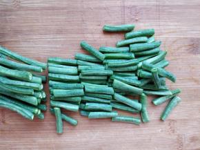 把豇豆冲洗干净，顶端整理齐，切成一个指节的长度。