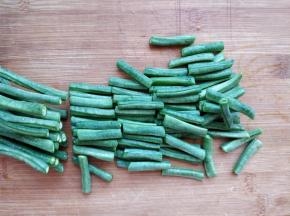 把豇豆冲洗干净，顶端整理齐，切成一个指节的长度。