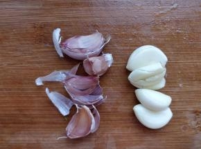 快速剥蒜皮的方法：将大蒜放在砧板上，用刀背平着压一下，揪住蒜皮一扯，蒜皮就可以整个脱落了。