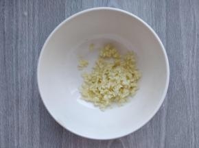 然后用刀将大蒜剁碎，盛入小碗中备用。