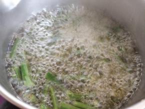 将少许植物油烧热到150度左右，也就是五成热，倒入切好的豇豆，焯到全熟的状态，立刻捞出