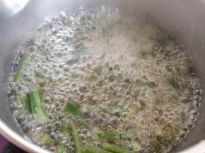 将少许植物油烧热到150度左右，也就是五成热，倒入切好的豇豆，焯到全熟的状态，立刻捞出