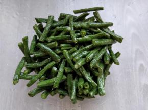 用凉开水冲洗，然后沥净水分。