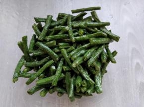 用凉开水冲洗，然后沥净水分。