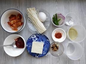 准备好各种食材。