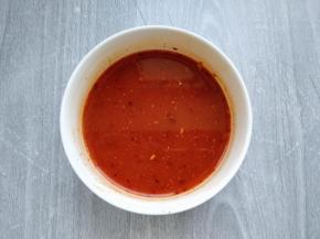 将辣白菜切细条，和韩式甜辣酱、植物油、盐糖生抽、辣椒粉、适量水调匀。