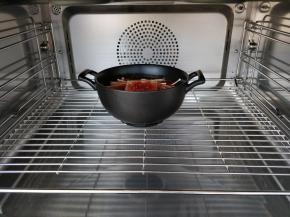 把汤盅放入蒸烤箱下层的烤架上，如果没有蒸烤箱就放在蒸锅里或者煮汤的锅里。