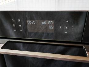 按触摸式电子菜单，选择高温纯蒸模式，设定时间20分钟，温度190度，直接启动即可，无需像普通烤箱一样提前预热。（启动之前别忘了将水箱内装水）