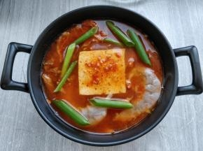 完成后从蒸烤箱中取出，可以看到液体表面并没有像用普通蒸锅那样多出很多水，而且炉内没有水迹，但是看豆腐和汤汁是已经熟透了。这时把虾仁浸入汤里。