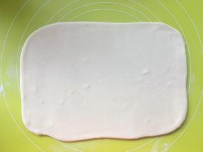 揉面垫上撒干粉，将揉好的面团擀成长方形，大小为小号保鲜膜的大小，之后入冰箱冷冻20分钟
