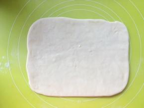 冰箱取出冷冻的面片
