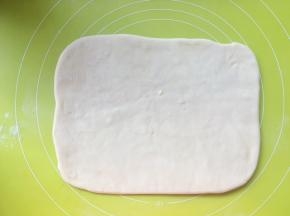 冰箱取出冷冻的面片
