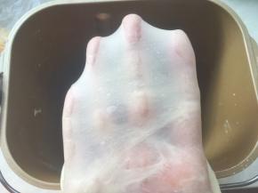 揉好的面团切下一小块，可以撑出薄薄的有弹性的手套膜