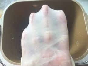 揉好的面团切下一小块，可以撑出薄薄的有弹性的手套膜