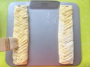 烤箱预热200度，松弛好的牛柳酥表面刷上一层全蛋液
