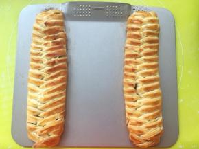 出炉放一旁凉透，降至常温即可切开食用，酥脆的外皮搭配上软软的红烩牛柳，吃起来特别的香