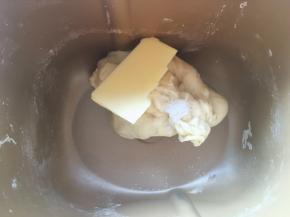 加入黄油跟盐，继续启动揉面程序，将材料揉均匀