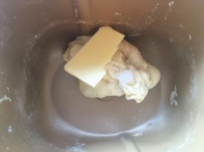 加入黄油跟盐，继续启动揉面程序，将材料揉均匀