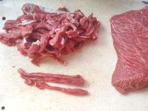 牛腱子肉洗干净，顺着纹理切成牛肉条，宽度0.5厘米左右
