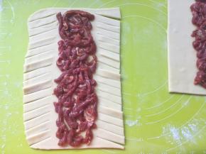 用到将牛柳两侧的面片倾斜着裁成多份1厘米宽度的条
