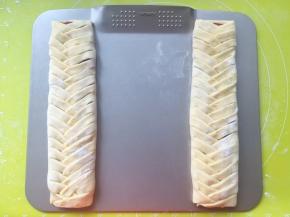 两份都做好后，轻轻拿起牛柳酥移动至烤盘内，松弛20分钟