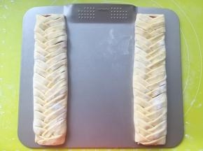 两份都做好后，轻轻拿起牛柳酥移动至烤盘内，松弛20分钟