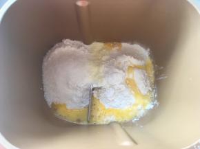 面包桶内加入高筋面粉、低筋面粉、奶粉、全蛋液、砂糖跟酵母
