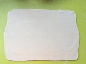 多撒点干粉，将面片擀成长方形，之后松弛20分钟