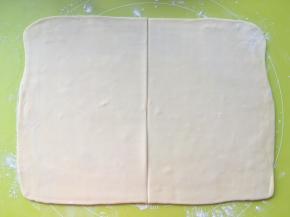 用刀将面片均分成2等份，之后轻轻移动一片，让两片面片分开些距离
