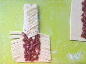 将两侧的面条互相叠加在一起，编成辫子，叠加的方法很简单，先把左边一条搭过来，再把右边的一条搭过来，反复如此就可以啦
