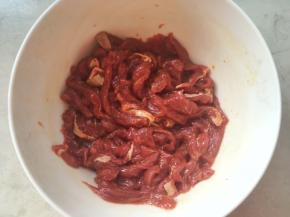 用手抓均匀，之后放一旁腌制
