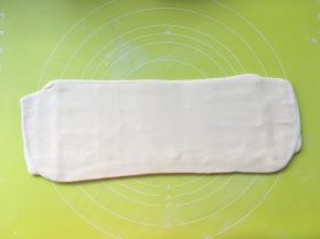 撒干粉，将折好的面片再次擀成长条，长度比第一次的短一点
