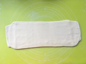 撒干粉，将折好的面片再次擀成长条，长度比第一次的短一点
