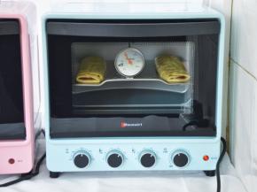 入烤箱烤20分钟，表面上色即可，烘烤的时候会有一点油流出，不用担心，那是牛柳中多余的油流出来啦
