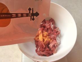 将切好的牛柳装入容器内，加入酷克壹佰意式红烩风味调味料，搅拌均匀
