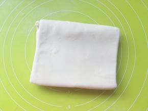 将长条的两侧向中间对折在一起，之后再对折一下，就像叠被子一样将面片折成四折
