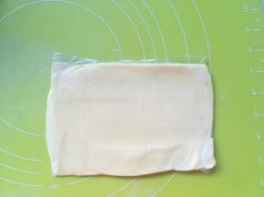 裹酥用黄油装入小号保鲜袋，软化后擀撑半个保鲜袋大小的薄片，入冰箱冷冻
