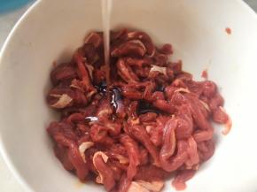 加入植物油、料酒跟酱油
