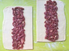 用筷子夹上腌制好的牛柳，均分2份，平铺在面片中间
