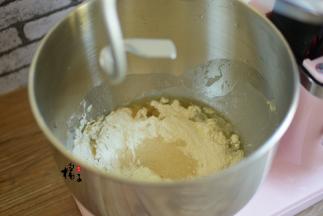 除了豆沙馅，将其它所有食材都一次性放入厨师机的内桶中