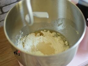 除了豆沙馅，将其它所有食材都一次性放入厨师机的内桶中