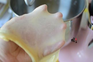 搅拌大概30分钟，揉出这种薄薄的手套膜，这样做出来的面包口感比较松软