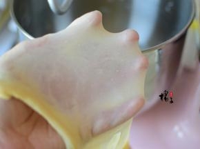 搅拌大概30分钟，揉出这种薄薄的手套膜，这样做出来的面包口感比较松软